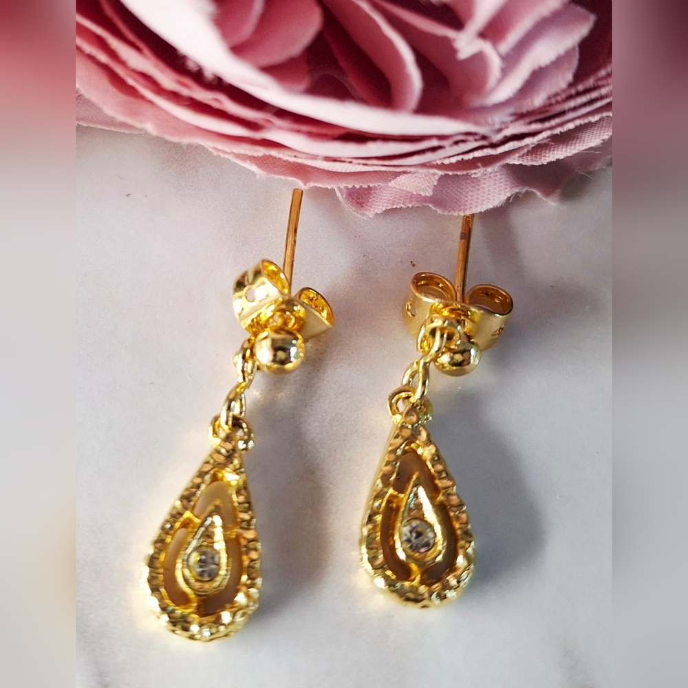 Vintage 80s ⭐️✨️Beautiful Sparkly Gold Teardrop Earrings
